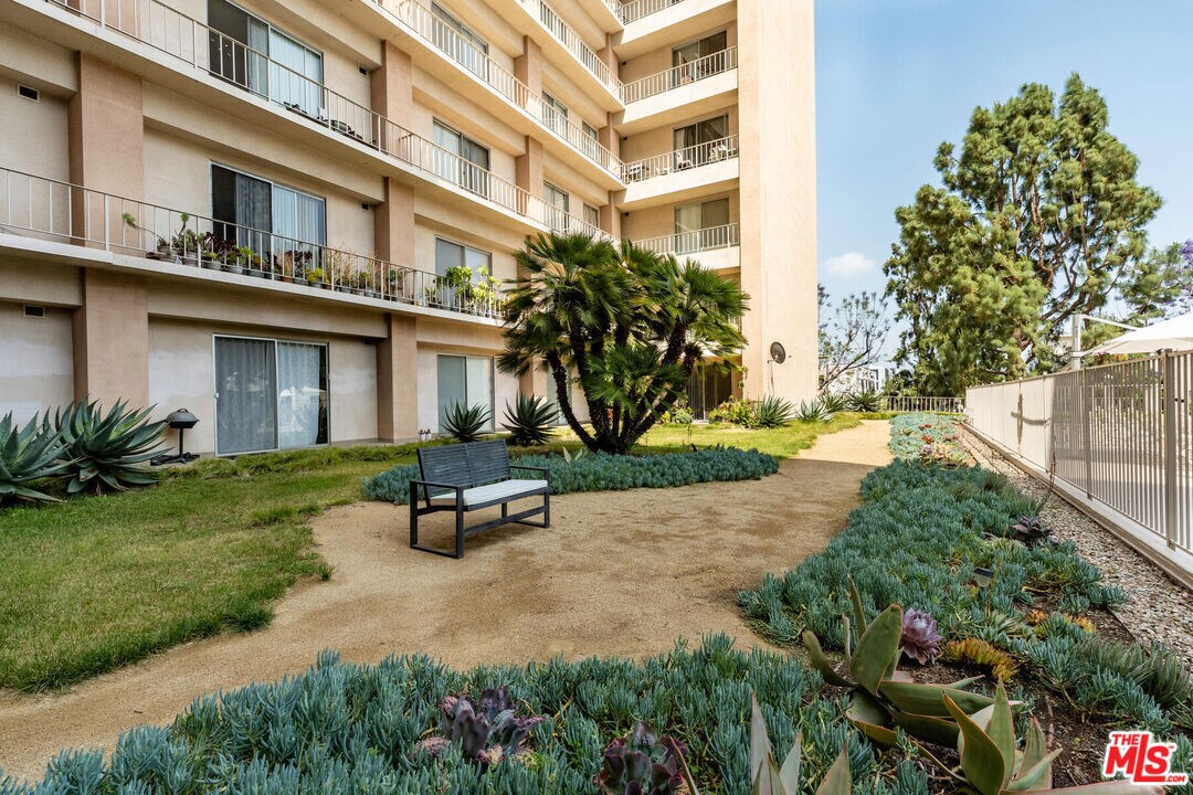 Building Photo - 100 S Doheny Dr