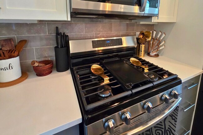 Building Photo - 5342 Donovan Gdns Ln