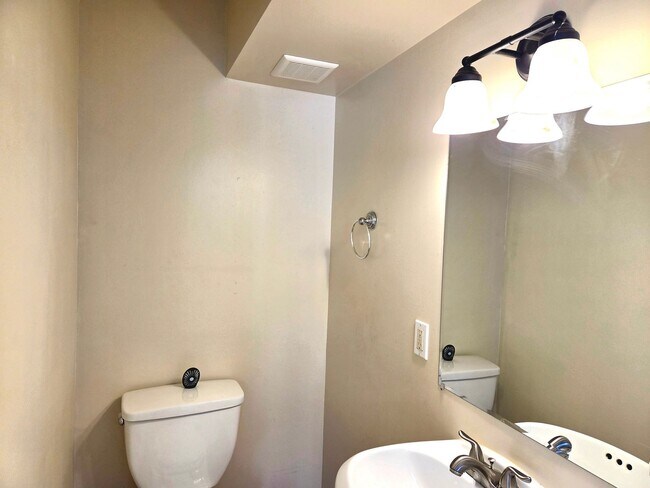 Building Photo - Lovely 3 BR/2.5 BA Single-Family Home in O...
