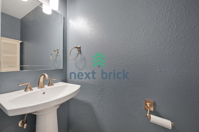 Building Photo - Charming 1.5-Bedroom Unit in Convenient Burien Location