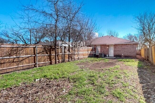 Building Photo - 404 Truman St