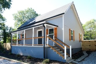 Building Photo - Charming 2BR/2.5BA Home