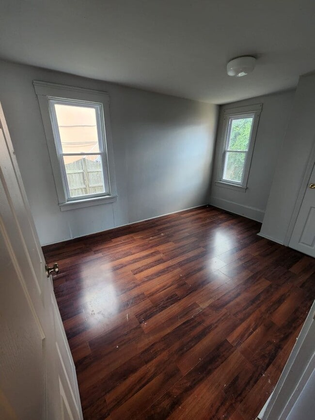 Building Photo - 2 Bedroom House- Ready for move in!