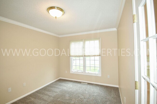 Building Photo - 4 Bedroom 2.5 Bathroom home in Urbandale