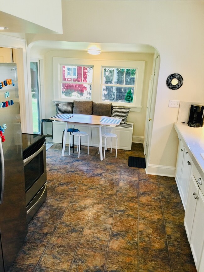 Building Photo - 3115 NE Schuyler St