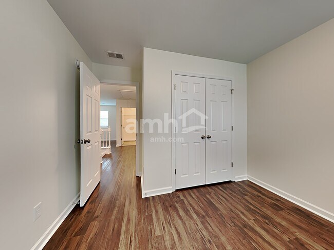 Building Photo - 422 Lions Den Dr