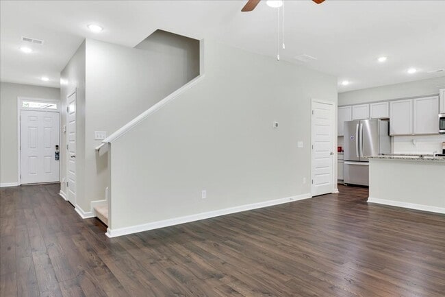 Building Photo - MOVE IN READY
