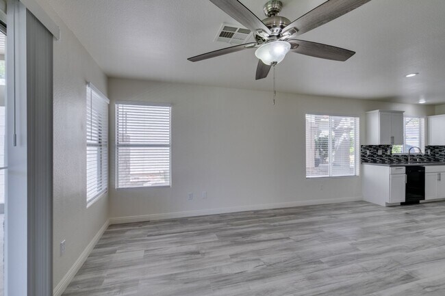 Building Photo - Stunning 4 bedroom, 2.5 bathroom