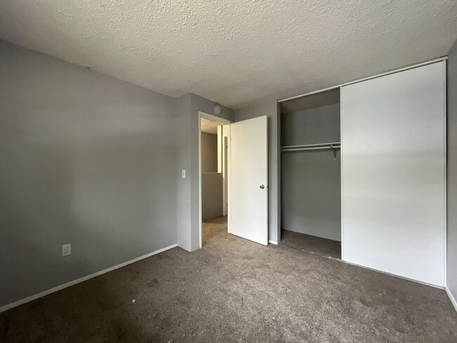 Building Photo - 4911 SW Beaverton Hillsdale Hwy