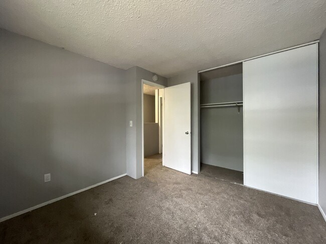 Building Photo - Comfortable 2 Bedroom Retreat with a Beautiful Tree-Lined Setting, Washer/Dryer & Modern Kitchen