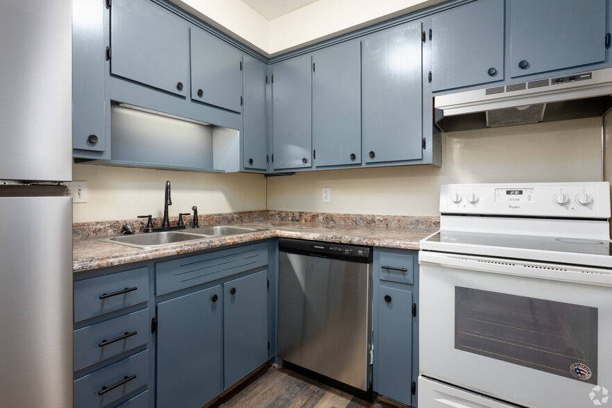 Building Photo - Oak Grove Village