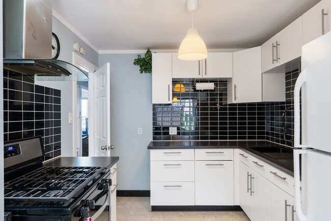 Building Photo - UPDATED LARGE BRIGHT 1800sf 3BR/2BA/1GR In...
