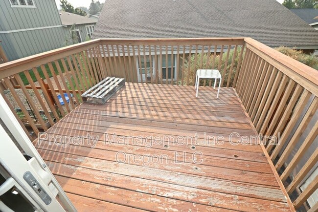 Building Photo - 3041 NE Canoe Ct