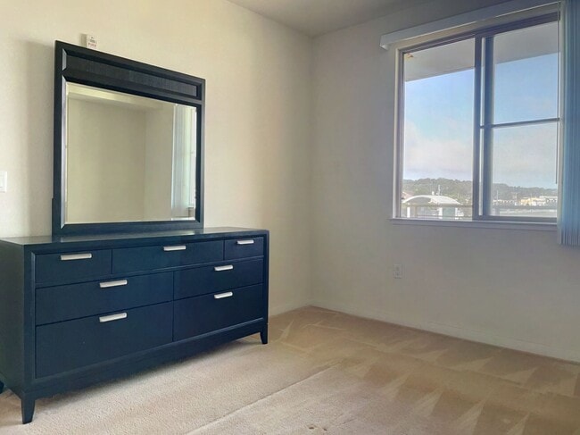 Building Photo - 1 Bed, 1 Bath Penthouse Level Condo w Park...
