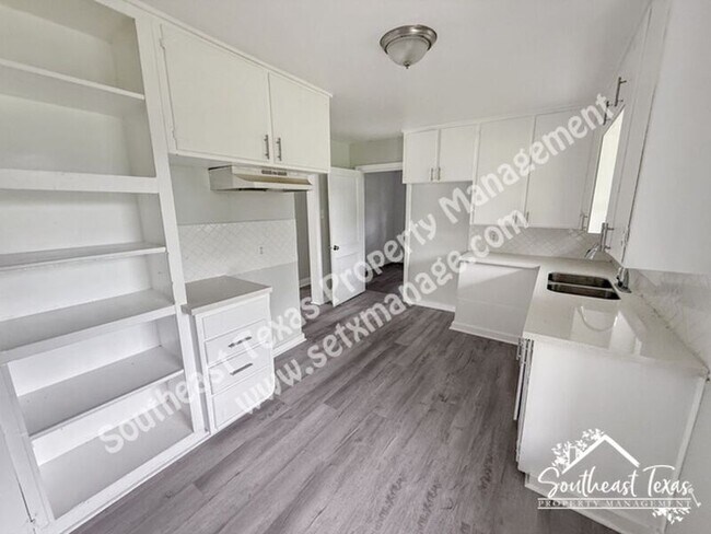 Building Photo - 2325 Butler Dr