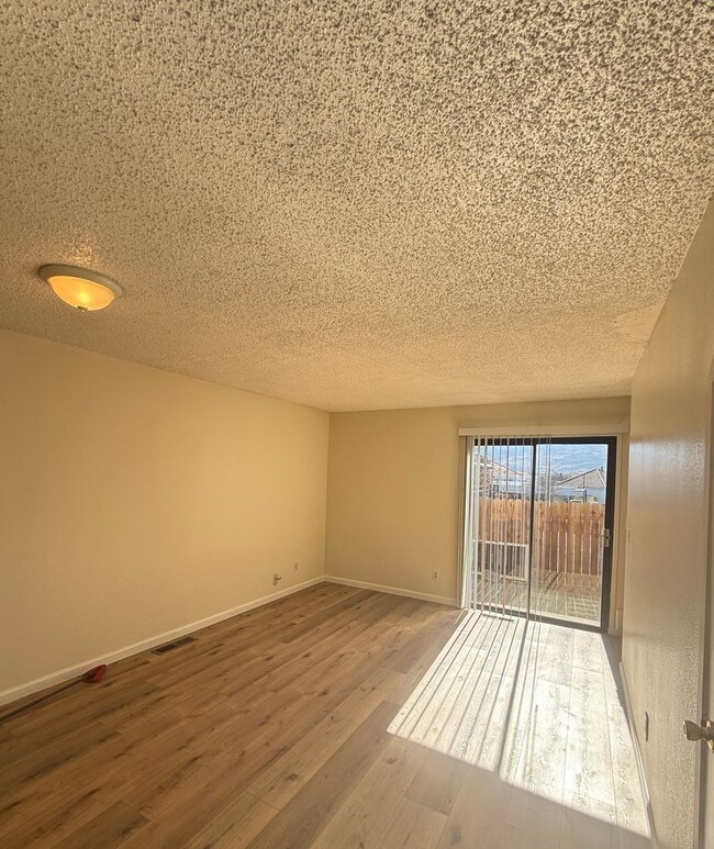 Building Photo - 2 Bedrooms 1.5 Bathrooms in Northwest Reno