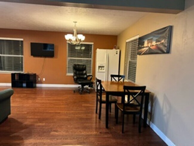 Building Photo - Spacious home