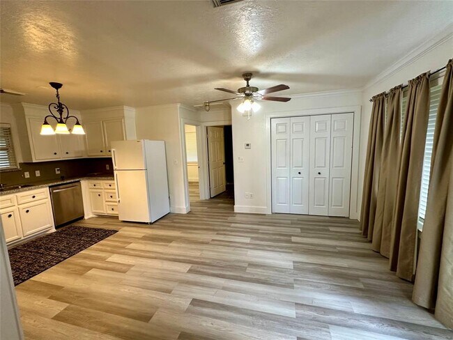 Building Photo - 530 Edgebrook Dr