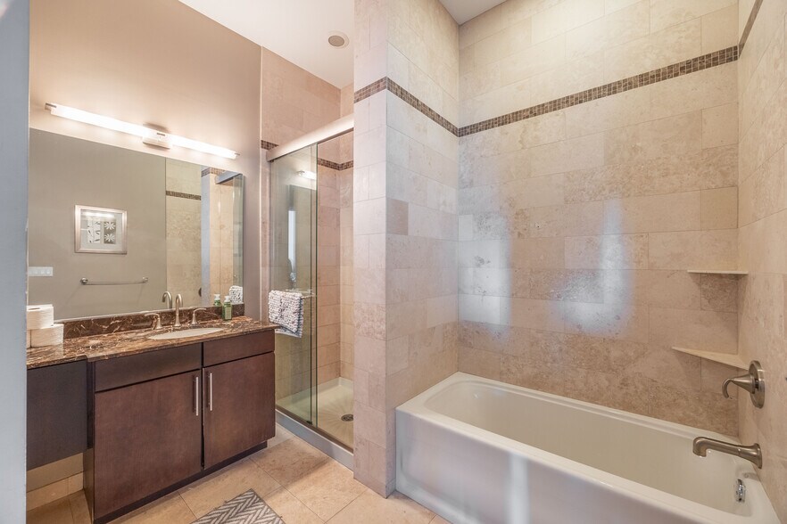 Building Photo - 1002 W Lake St