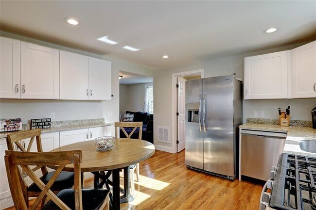 Building Photo - 216 Maple Ave