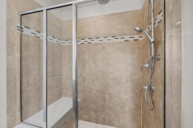 Building Photo - Modern 3-Bed Townhome in Thompson Ridge – ...