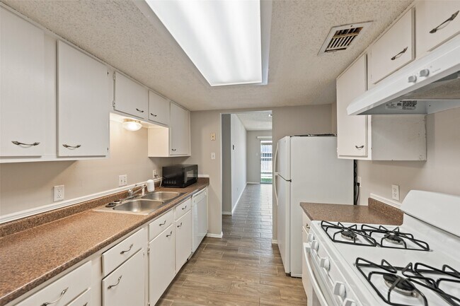 Building Photo - 1022 Sierra Shadows Dr