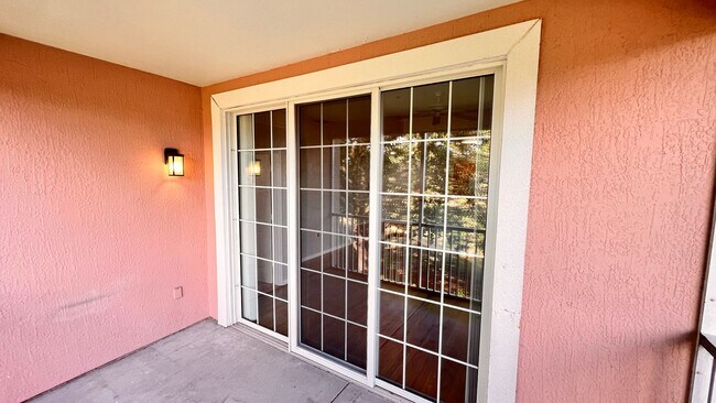 Building Photo - Two Bedroom in Metrowest AVAILABLE NOW!