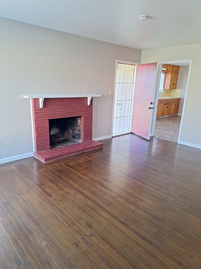 Building Photo - 128 Baxter Ave