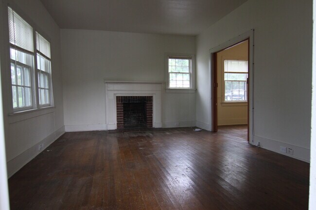 Building Photo - 2 Bedroom Home For Rent 1 Block From APSU!