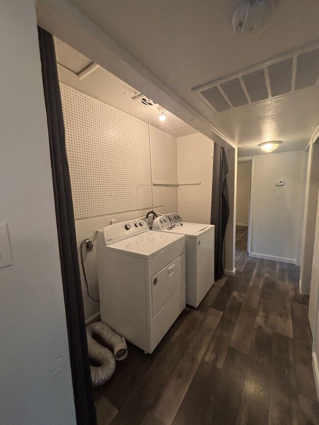 Building Photo - $500.00 Off Move In Special! East Roseville, Sierra Gardens 3 Bedroom, 2 Bathroom, 2 Car Garage, ...