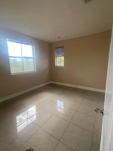 Building Photo - 2903 SE 17th Ave