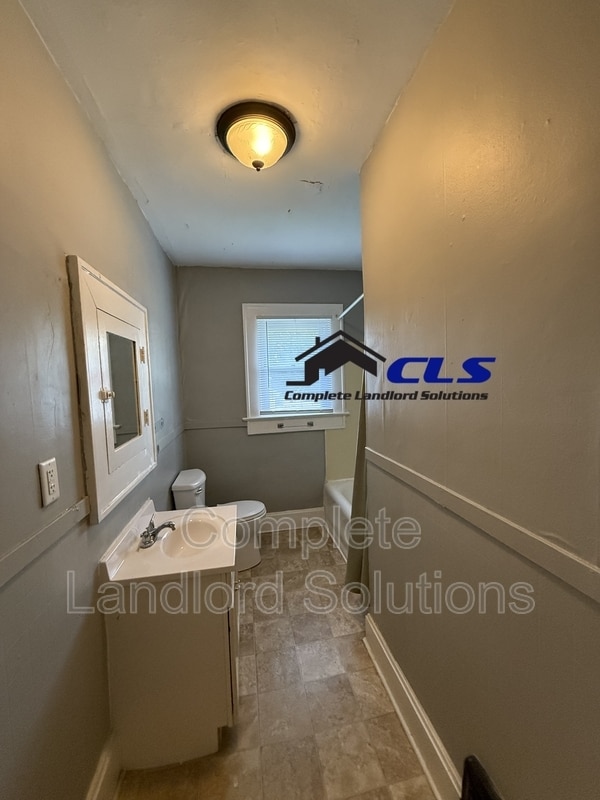 Building Photo - 832 S 17th St