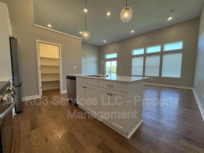 Building Photo - 2026 SW Holdbrooks Dr