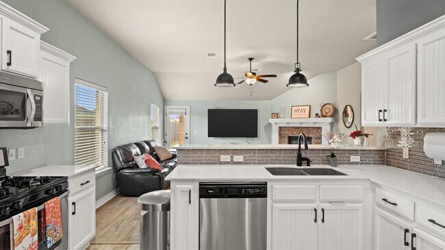 Building Photo - 16316 Drywater Dr