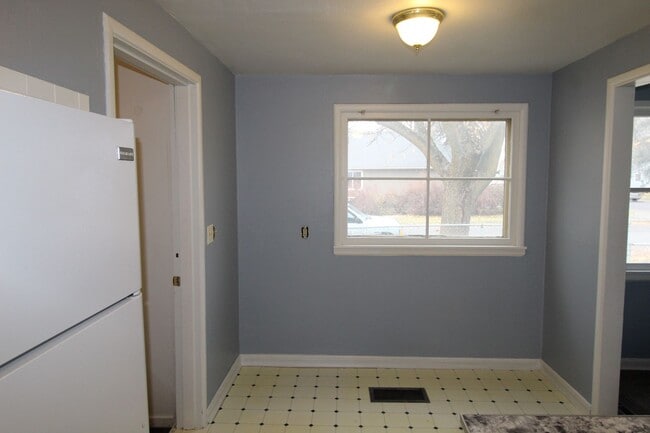 Building Photo - 1204 E Bismark Ave