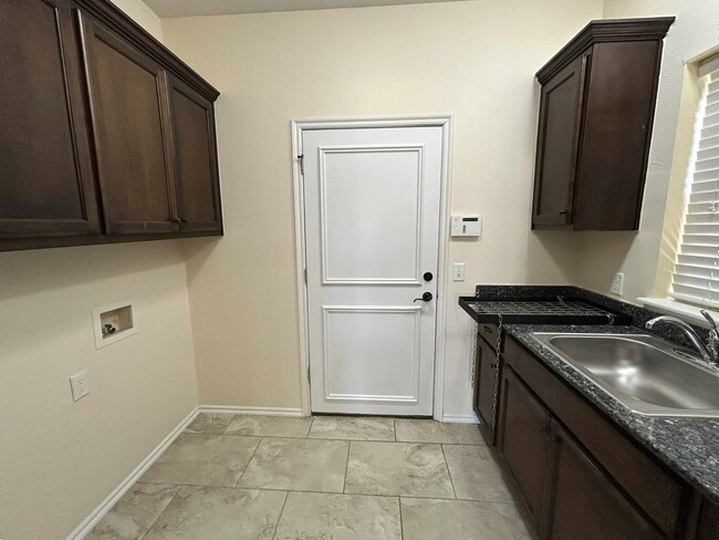 Building Photo - Elegant Living in the Heart of OKC – Impec...