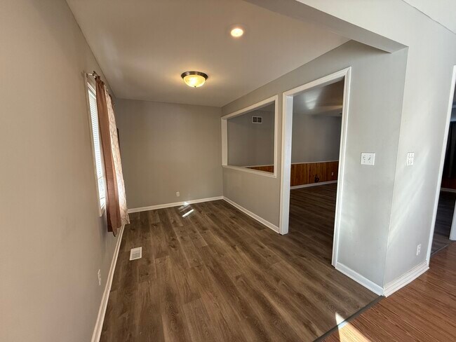 Building Photo - 719 Surrey Dr