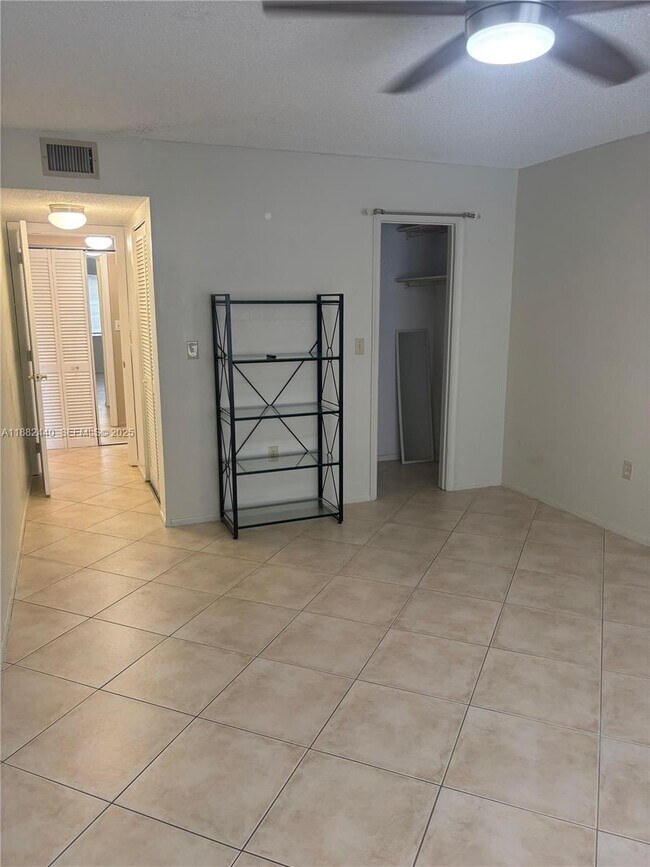 Building Photo - 3000 Sunrise Lakes Dr W