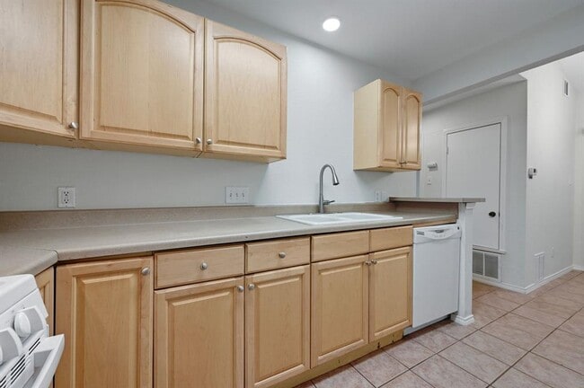 Building Photo - 9711 Curlew Dr