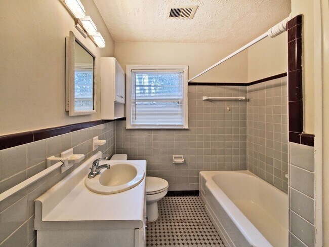 Building Photo - COMING SOON! Cutest 2/1 Bungalow in Hapeville - Housing Vouchers Accepted