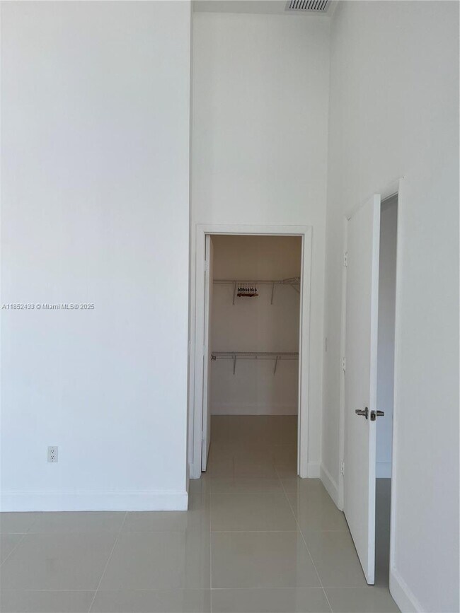 Building Photo - 465 Brickell Ave