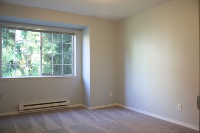 Building Photo - Top Floor 3 bdrm Mill Creek Country Club Condo Rental. Private back deck to nature reserve. Swim ...