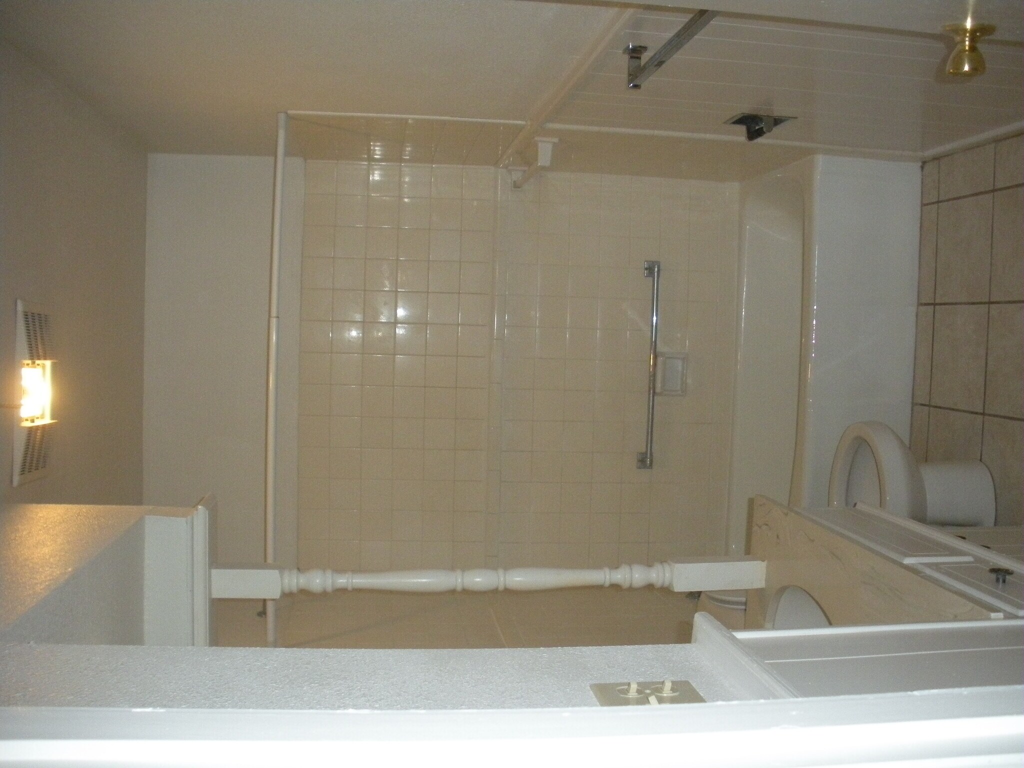 tub/ shower combo - 3823 51st St