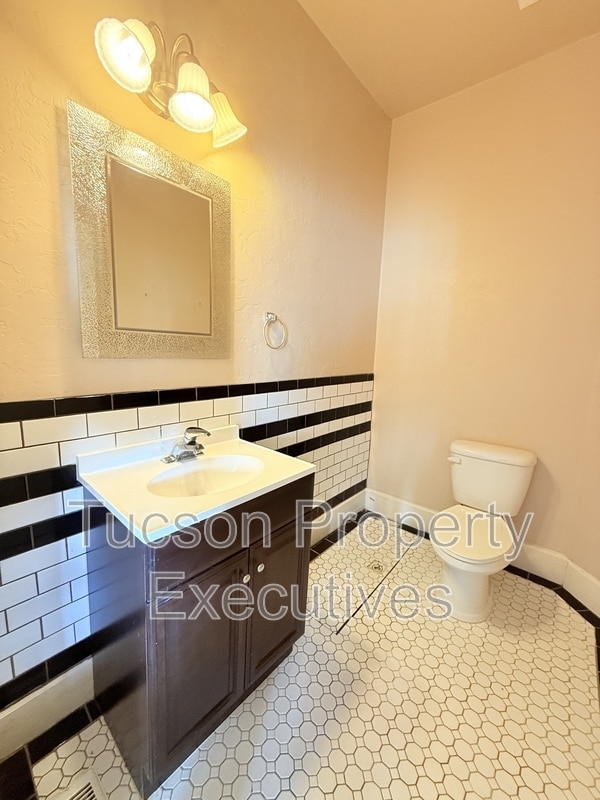 Building Photo - 340 S Scott Ave