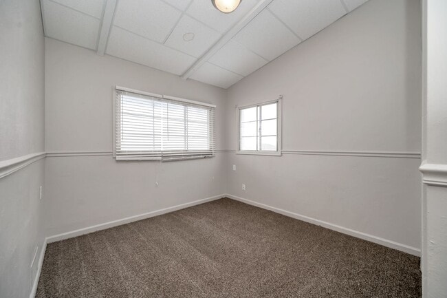 Building Photo - Beautiful Newly Renovated 3 Bed - 1 Bath Pet Friendly Home in Bountiful! Available NOW!