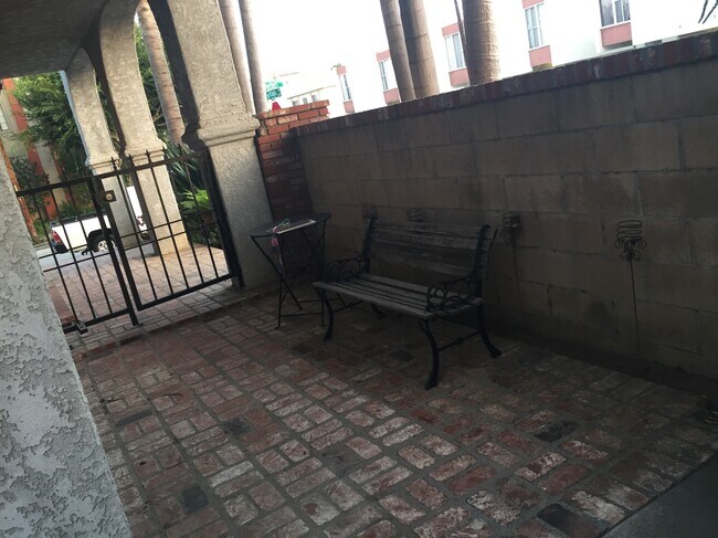 Building Photo - 4076 McLaughlin Ave