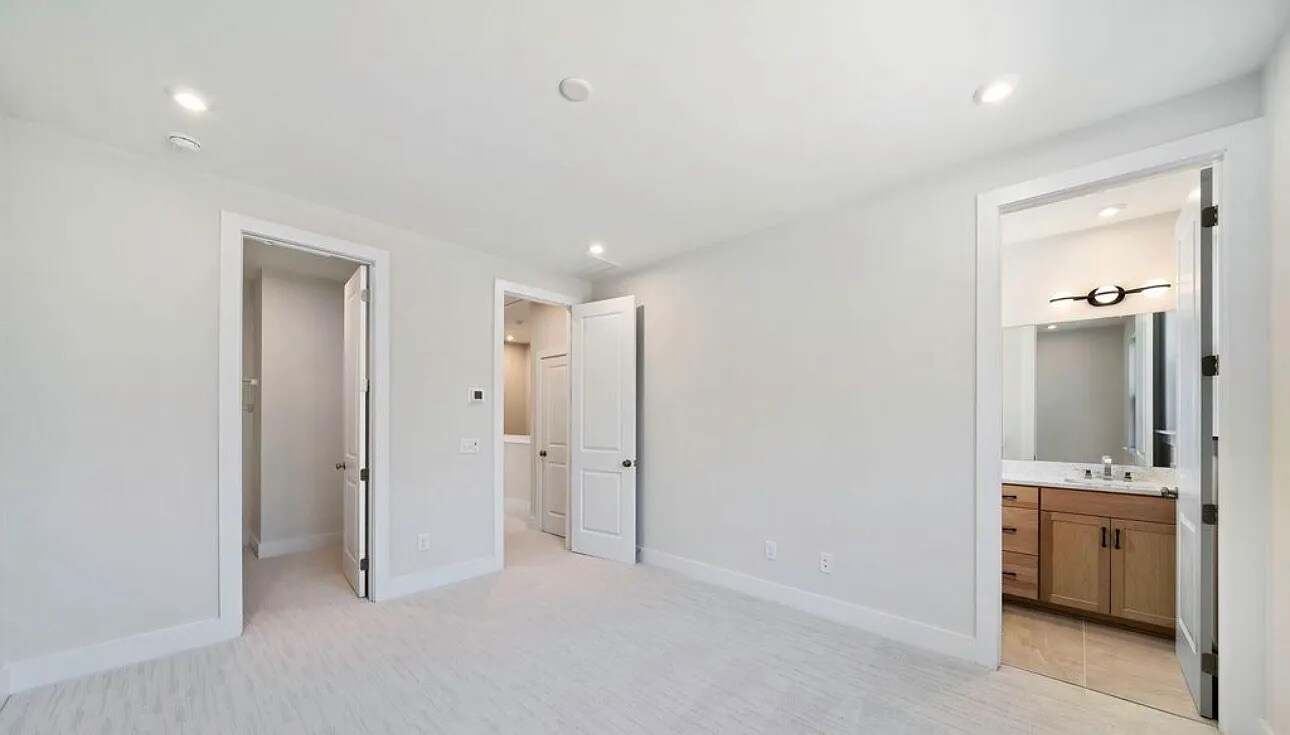 Building Photo - Room in Townhome on Levy Wy