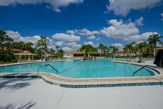 Building Photo - Fully Furnished Naples Condo- Available for Annual Rental Starting April