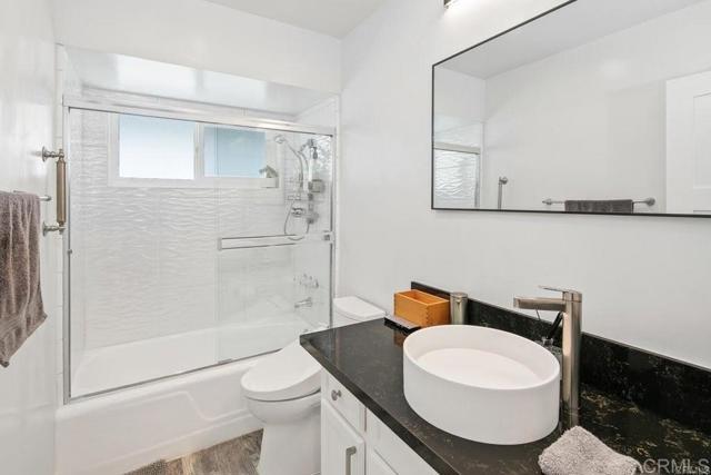 Building Photo - 6073 Avenida Chamnez