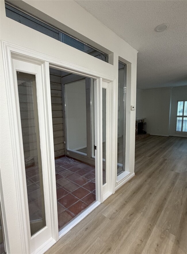 Building Photo - 1025 Fountain View Dr